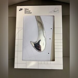 BNWB NIKE ICON BLAZER CHROME LARGE WRISTLET IN WHITE AND METALLIC SILVER